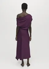 Vestido midi de satén color violeta oscuro, con diseño drapeado en el escote y un hombro al descubierto, de manga corta caída y bajo asimétrico.