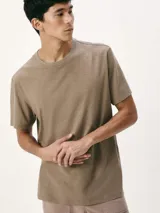 Camiseta básica de manga corta y cuello redondo, color marrón verdoso, con tejido texturizado.