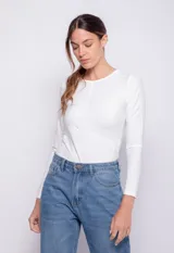 Top blanco de manga larga con cuello redondo y espalda descubierta.
