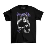 Remera negra de algodón con estampa frontal en blanco y violeta de la banda The Cure, con la imagen de Robert Smith y el título de la canción Boys Don't Cry.