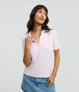 Blusa tipo polo de manga corta, color rosa claro, con cuello abierto y escote en V.