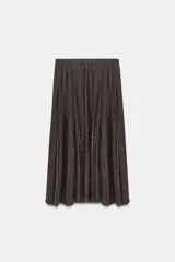 Falda midi de tiro medio de la colección ZARA Woman, confeccionada en mezcla de lyocell con acabado fluido y bajo en línea evasé. Cuenta con forro interior a tono y cierre lateral con cremallera oculta.