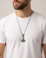 Collar de acero con dije en forma de martillo de Thor, con detalles grabados de estilo nórdico y cadena de eslabones finos.