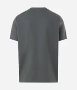 Remera de corte regular y manga corta, color celeste con textura vertical perforada y cuello redondo.