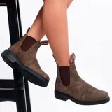 Botas Chelsea Blundstone de cuero marrón rústico resistente al agua, con laterales elásticos marrones, forro de cuero, suela de TPU duradera, entresuela acolchada, sistema SPS Max Comfort, plantilla extraíble con tecnología XRD® y juego adicional de plantillas para un ajuste personalizado.