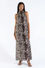 Vestido largo con cuello halter y estampado animal print combinado de leopardo y cebra en tonos negro y beige, confeccionado en mezcla de viscosa y poliamida con diseño fluido y espalda descubierta.