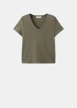 Camiseta básica de manga corta y cuello en V, confeccionada en 100% algodón, de color verde militar.