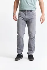 Jean de hombre color azul claro, de corte regular y tiro medio. Confeccionado en algodón con spandex para mayor comodidad.