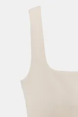 Top corto color marrón oscuro, de corte ajustado, con escote cuadrado y tirantes anchos.