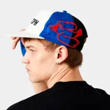 Gorro tipo gorra de béisbol de Eme Studios, modelo Due Shadow, color blanco con paneles laterales en azul y negro, y detalles en rojo. Presenta la inscripción "EME/CPH" bordada en negro en la parte frontal.