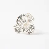 Anillo de metal plateado con diseño de flor de cinco pétalos con relieve.