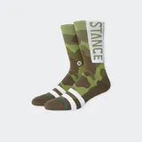 Medias de caña alta con estampado de camuflaje en tonos verde y marrón. Presentan el logo de la marca en el lateral y rayas horizontales blancas y celestes en el tobillo.