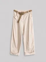 Pantalón de corte recto y holgado en color beige, con cintura elástica y dobladillo en los tobillos. Incluye un cinturón de cuero sintético con tachas metálicas decorativas.