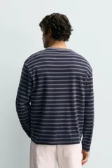 Camiseta relaxed fit de manga larga, con cuello redondo y estampado de rayas horizontales en azul marino y gris.