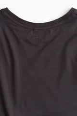 Remera deportiva de corte boxy y holgado, confeccionada en tejido funcional con tecnología DryMove que absorbe el sudor. Presenta cuello redondo, mangas cortas con hombros caídos y bajo recto.