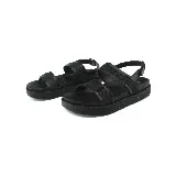 Sandalias marrones de plataforma con tiras anchas y hebilla ajustable en el tobillo.