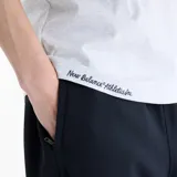 Remera New Balance de jersey de algodón color gris melange, de manga corta y cuello redondo, con diseño gráfico estampado en el pecho que muestra a una persona con bicicleta.