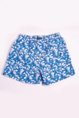 Short de baño azul con franjas horizontales en celeste y azul claro. Cuenta con cintura elástica ajustable con cordón, dos bolsillos laterales y uno trasero.