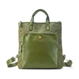 Mochila convertible en cartera de mano, confeccionada en una combinación de nylon y cuero sintético. Presenta un compartimento principal con cierre superior, un bolsillo frontal amplio con cierre y herrajes metálicos. Incluye correas desmontables y ajustables.