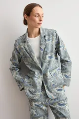 Blazer de jean con estampado paisley en tonos azules y tostados, solapas clásicas y mangas largas.