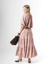Falda larga de estilo campesino color rosado, con diseño amplio de volados y cintura elastizada. Incluye cinto color chocolate con hebilla dorada.