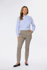 Pantalón skinny de gabardina elastizada, de corte ajustado y tiro medio, con bolsillos laterales y traseros, y presillas para cinto.