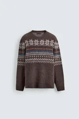 Jersey de punto con textura, corte relajado, cuello redondo y manga larga. Presenta un diseño jacquard geométrico con motivos de copos de nieve en tonos marrones, azules y blancos.