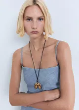 Vestido midi de corte recto color celeste con efecto denim, tirantes finos ajustables, escote cuadrado y detalle drapeado en la cintura.