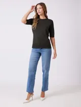 Buzo de tejido fino en color azul marino, con cuello redondo y mangas cortas con puños acanalados.