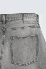 Jeans de hombre, corte balloon fit, tiro medio, confeccionados en denim rígido de algodón. Presentan un efecto lavado con un marcado degradado vertical, cinco bolsillos y cierre frontal con cremallera y botón.