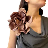 Broche de seda color bronce con forma de flor grande.