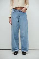 Pantalón de jean celeste, corte wide leg, tiro medio, con calce extra relaxed y piernas anchas.