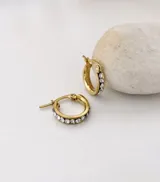Aros tipo argolla de acero quirúrgico enchapado en oro 18k con strass.