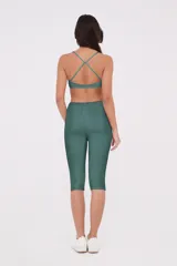 Calza tipo pescadora de tiro medio, confeccionada en tejido sintético con ajuste al cuerpo.