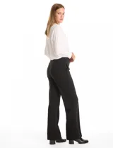 Pantalón sastrero de corte recto y tiro medio, confeccionado en tejido estructurado. Presenta cintura con presillas, cierre frontal con botón contrastado, bolsillos laterales diagonales y pinzas traseras para un ajuste entallado.