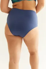 Bombacha de bikini tiro alto color verde militar.