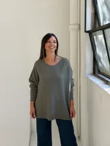Sweater de tejido de punto en color verde seco, con cuello redondo, corte holgado y mangas largas con puños acanalados.