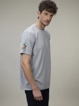 Remera de manga corta color gris jaspeado, confeccionada en algodón.