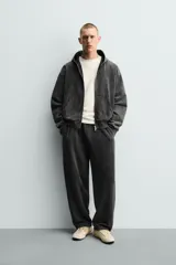 Pantalón jogger balloon fit de hombre, color negro con efecto lavado, confeccionado en algodón con interior afelpado. Cuenta con cintura elástica, bolsillos laterales y detalle de bolsillos traseros.