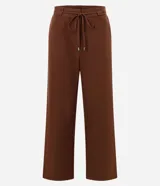 Pantalón sastre de corte wide leg en tejido crepé color marrón chocolate. Presenta una silueta recta y fluida, con cintura elástica y lazo ajustable para un calce cómodo.