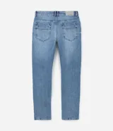 Pantalón de jeans denim celeste, corte slim, con cintura fija con trabillas, bolsillos y pespuntes.