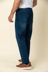 Pantalón de jean azul oscuro, corte recto y relajado, con cintura estándar y bolsillos delanteros y traseros.