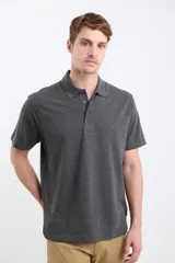Remera polo gris oscuro de manga corta con cuello clásico y tapeta de dos botones.