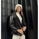 Campera gamulán negra para mujer, con cuello solapa, bolsillos frontales aplicados y forro interno de corderito sintético.