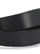 Cinturón de cuero natural liso color negro, con hebilla metálica cuadrada con bordes redondeados de estilo western, con acabado plata envejecida, pasador y puntera metálica a juego.