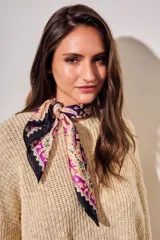 Bandana cuadrada con estampado paisley en tonos violeta, fucsia, negro y beige.