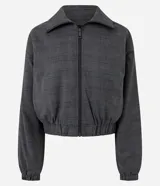 Campera bomber de sastrería color gris con estampa a cuadros, con cuello clásico, cierre frontal y elásticos en puños y cintura.