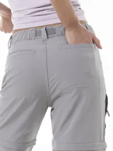 Pantalón técnico Merrell 4 Way Spandex de color gris, desmontable y convertible en short. Cuenta con bolsillos laterales con cierre, trabillas para cinturón y ajuste en la botamanga.