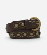 Cinturón de cuero sintético color marrón oscuro, con diseño decorativo de tachas metálicas grandes y pequeñas en tono oro envejecido. Presenta una hebilla redondeada metálica y pasador reforzado.