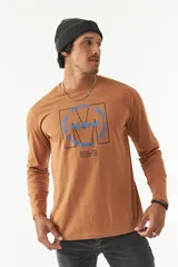 Remera de manga larga color marrón con cuello redondo y estampado con logo en el frente.